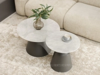 Komplet ceramicznych stolików ARAYA SZARY MARMUR SZARY - w aranżacji z kanapą BIANCO