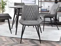 Pikowane krzesło tapicerowane do jadalni ADEL szare - przód w aranżacji z regałami OTTO i stołem TILIA