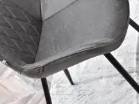 Pikowane krzesło tapicerowane do jadalni ADEL szare - charakterystyczne detale