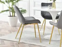 Krzesło tapicerowane ADEL SZARE WELUR NA ZŁOTYCH NOGACH - w aranżacji ze stołem CROCUS i konsolą BALI