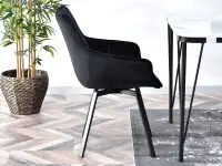 Krzesło obracane ARUBA CZARNE tapicerowane welurem do salonu - bok w aranżacji