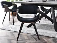 Krzesło drewniane BENT DĄB PALONY Z CZARNĄ TKANINĄ - w aranżacji ze stołem TIMOR i regałami HARPER
