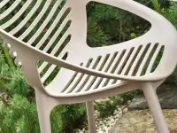 Ażurowe krzesło BORIA BEŻOWE z tworzywa na taras -  nowoczesna forma