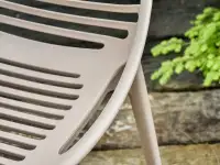 Ażurowe krzesło BORIA BEŻOWE z tworzywa na taras - solidne materiały