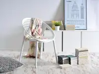 Nowoczesne krzesło ażurowe z tworzywa BORIA białe - w aranżacji