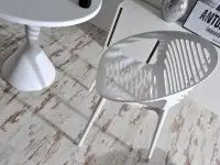 Nowoczesne krzesło ażurowe z tworzywa BORIA białe - detal