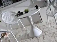 Nowoczesne krzesło ażurowe z tworzywa BORIA białe - w aranżacji ze stołem DISK