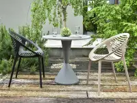 Krzesło ogrodowe BORIA CZARNE z ażurem - w aranżacji z beżowym krzesłem BORIA