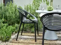 Krzesło ogrodowe BORIA CZARNE z ażurem - w aranżacji ze stołem DISK