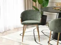 Modne zielone krzesło do kuchni CLARA ZŁOTA PODSTAWA - przód w aranżacji