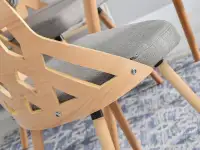 Krzesło CRABI z bukowego drewna giętego i szarej tkaniny - solidne wykonanie