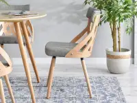 Krzesło CRABI z bukowego drewna giętego i szarej tkaniny - smukła linia
