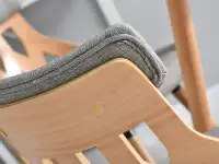 Krzesło CRABI z bukowego drewna giętego i szarej tkaniny - charakterystyczne detale