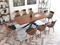 Ażurowe krzesło z drewna giętego CRABI orzech-czarny w aranżacji ze stołem RETRO
