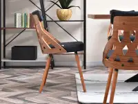 Ażurowe krzesło z drewna giętego CRABI orzech-czarny - profil w aranżacji