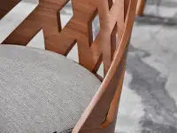 Ażurowe krzesło CRABI z drewna ORZECH + SZARA TKANINA - charakterystyczne detale