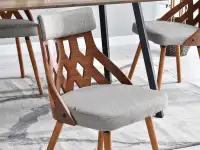 Ażurowe krzesło CRABI z drewna ORZECH + SZARA TKANINA - komfortowe siedzisko