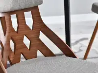 Ażurowe krzesło CRABI z drewna ORZECH + SZARA TKANINA - charakterystyczne detale