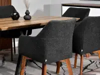 Tapicerowane krzesło DORI WOOD BOUCLE NOGA ORZECH - tapicerowany tył siedziska