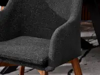Tapicerowane krzesło DORI WOOD BOUCLE NOGA ORZECH - stylowe podłokietniki