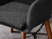 Tapicerowane krzesło DORI WOOD BOUCLE NOGA ORZECH - miękkie siedzisko