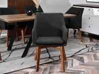 Tapicerowane krzesło DORI WOOD BOUCLE NOGA ORZECH - przód w aranżacji