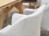 Krzesło DORI WOOD POPIEL BOUCLE NOGA DREWNO - unikatowa tkanina