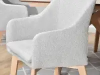 Krzesło DORI WOOD POPIEL BOUCLE NOGA DREWNO - komfortowe podłokietniki
