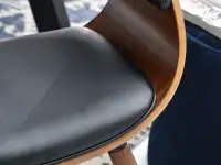 Loftowe krzesło drewniane ELINA ORZECH Z CZARNĄ SKÓRĄ - charakterystyczne detale