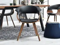 Loftowe krzesło drewniane ELINA ORZECH Z CZARNĄ SKÓRĄ - przód krzesła