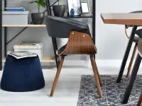 Loftowe krzesło drewniane ELINA ORZECH Z CZARNĄ SKÓRĄ - profil