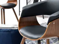 Loftowe krzesło drewniane ELINA ORZECH Z CZARNĄ SKÓRĄ - charakterystyczne detale