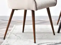 Krzesło z pikowaniem EMANU BEŻOWE tapicerowane do salonu - smukłe nóżki