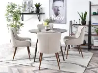 Krzesło z pikowaniem EMANU BEŻOWE tapicerowane do salonu - w aranżacji z regałami JENS i stołem TILIA
