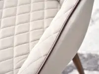 Krzesło z pikowaniem EMANU BEŻOWE tapicerowane do salonu - brązowa lamówka