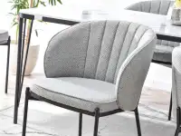 Krzesło do salonu FELICE SZARE Z CZARNYM STELAŻEM - brtyła siedziska