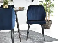Krzesło do jadalni GASPAR GRANATOWE z welurową tapicerką - przód krzesła