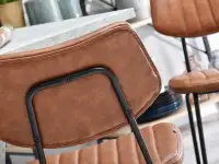 Loftowe krzesło HARIS BRĄZOWE ze skóry z przeszyciami - charakterystyczne detale