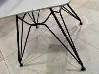 Krzesło z grubego tworzywa HOYA na czarnej nodze z metalu - metalowa podstawa
