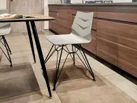 Krzesło z grubego tworzywa HOYA na czarnej nodze z metalu - bryła krzesła
