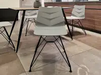 Krzesło z grubego tworzywa HOYA na czarnej nodze z metalu - przód w aranżacji