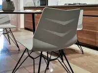 Krzesło z grubego tworzywa HOYA na czarnej nodze z metalu - tłoczenia w oparciu