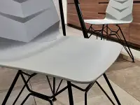 Krzesło z grubego tworzywa HOYA na czarnej nodze z metalu - detale