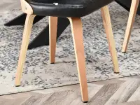 Drewniane krzesło IDRIS BUKOWE Z CZARNYM SKÓRZANYM OBICIEM - smukłe nóżki