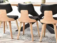 Drewniane krzesło IDRIS BUKOWE Z CZARNYM SKÓRZANYM OBICIEM - w aranżacji z regałami OTTO i stołem RETRO