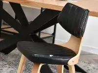 Drewniane krzesło IDRIS BUKOWE Z CZARNYM SKÓRZANYM OBICIEM - nowoczesna forma
