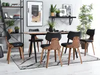 Krzesło IDRIS z CZARNEJ SKÓRY eko i orzechowego drewna - w aranżacji ze stołem ISOLA oraz regałem GEFION