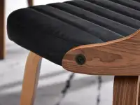 Krzesło IDRIS z CZARNEJ SKÓRY eko i orzechowego drewna - charakterystyczne detale