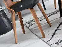 Krzesło IDRIS z CZARNEJ SKÓRY eko i orzechowego drewna - stabilne nogi