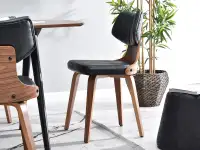 Krzesło IDRIS z CZARNEJ SKÓRY eko i orzechowego drewna - półprofil
